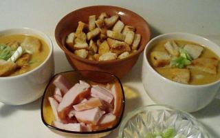 Гороховый суп с копченой курицей и чесночными гренками